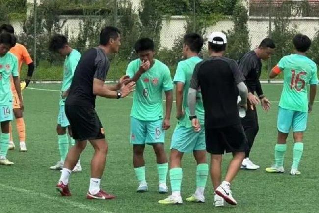 尤其是戴着金丝眼镜、留着波波头的杨幂，一句“扔江里”的台词，更是把观众带入这起“九环八卦悬疑案”的迷局之中，“三翻四抖笑断肠”的旁白也暗示了剧情会有反转并笑点密布